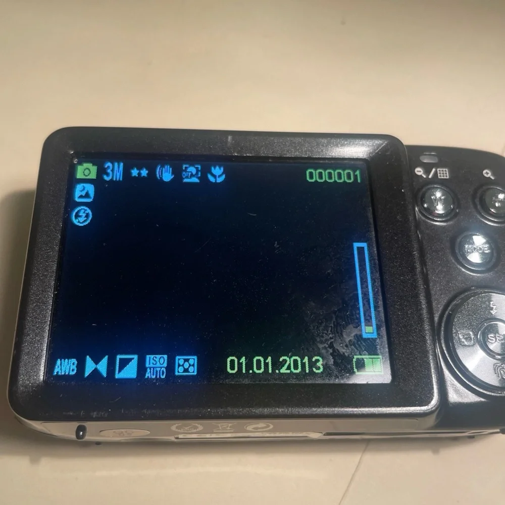 ViviCam F128 Compact Digital Camera - Black batteries no charger working tested.